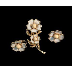 Dainty Floral Brooch & Clip-On Earrings Set Vintage White Milk Glass Gold Tone